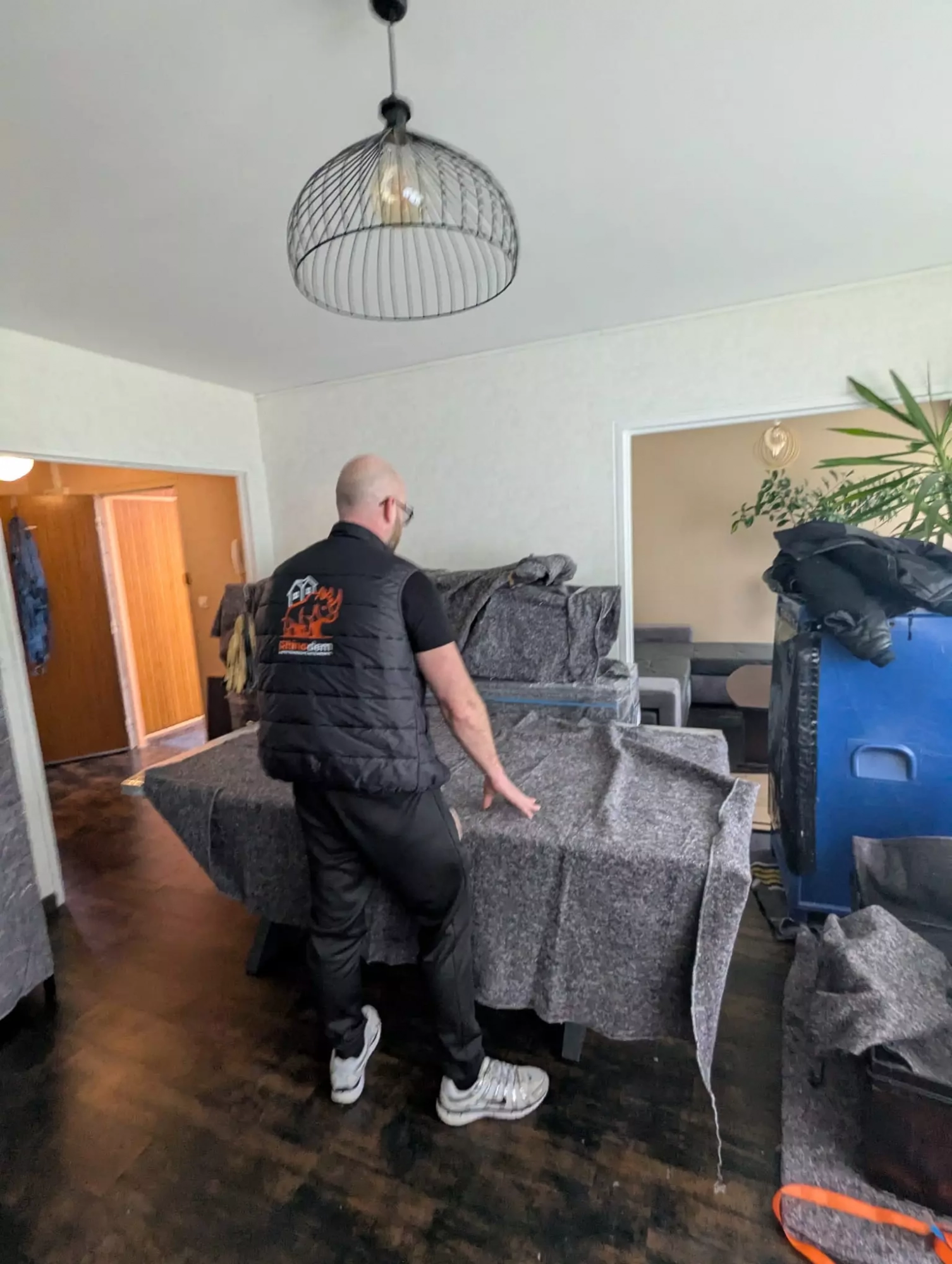 Un déménageur emballe un meuble