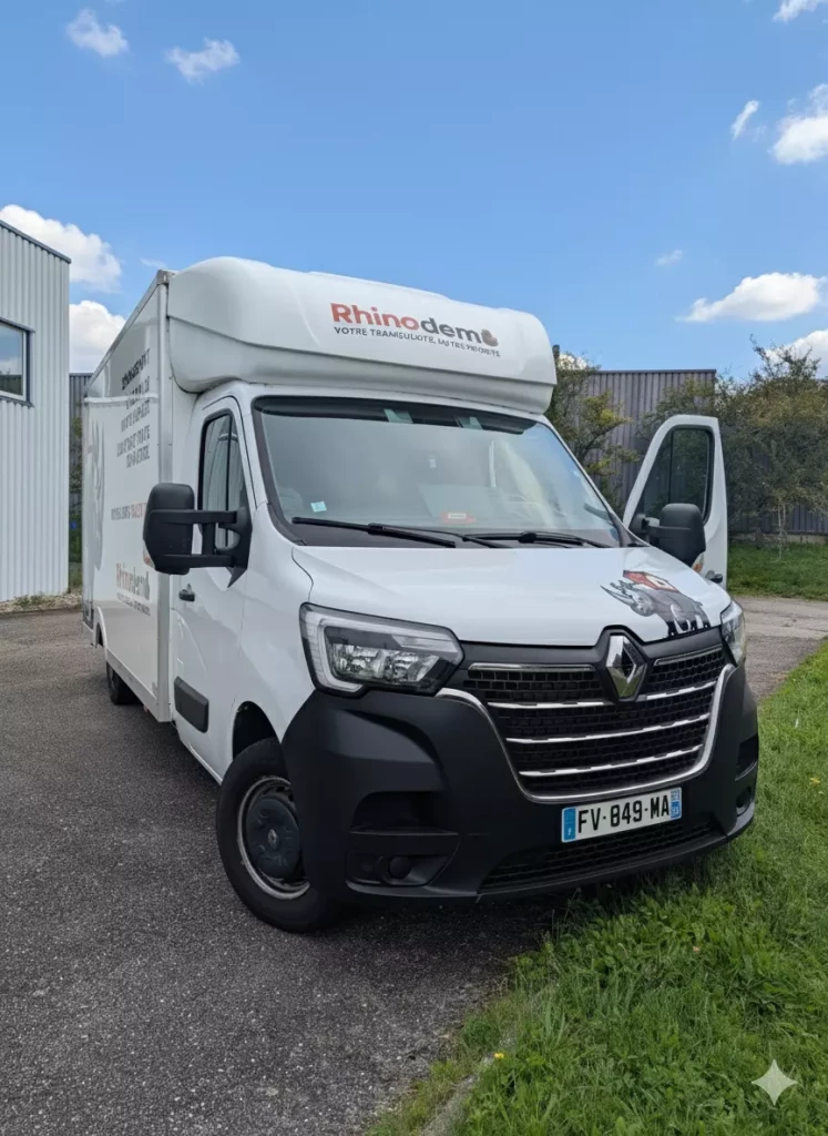 Les déménageurs dans le camion de déménagement Rhinodem à Nancy