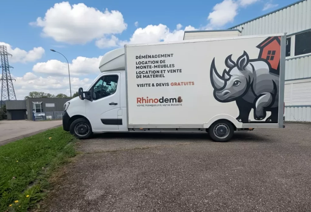 Un déménageur dans un camion de déménagement Rhinodem à heillecourt