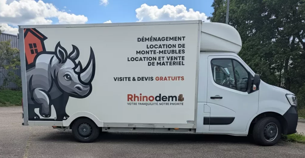 Un déménageur rhinodem dans un camion de déménagement Rhinodem à nancy