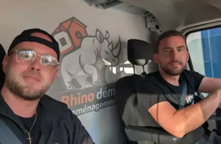 Deux déménageurs rhinodem dans un camion de déménagement.