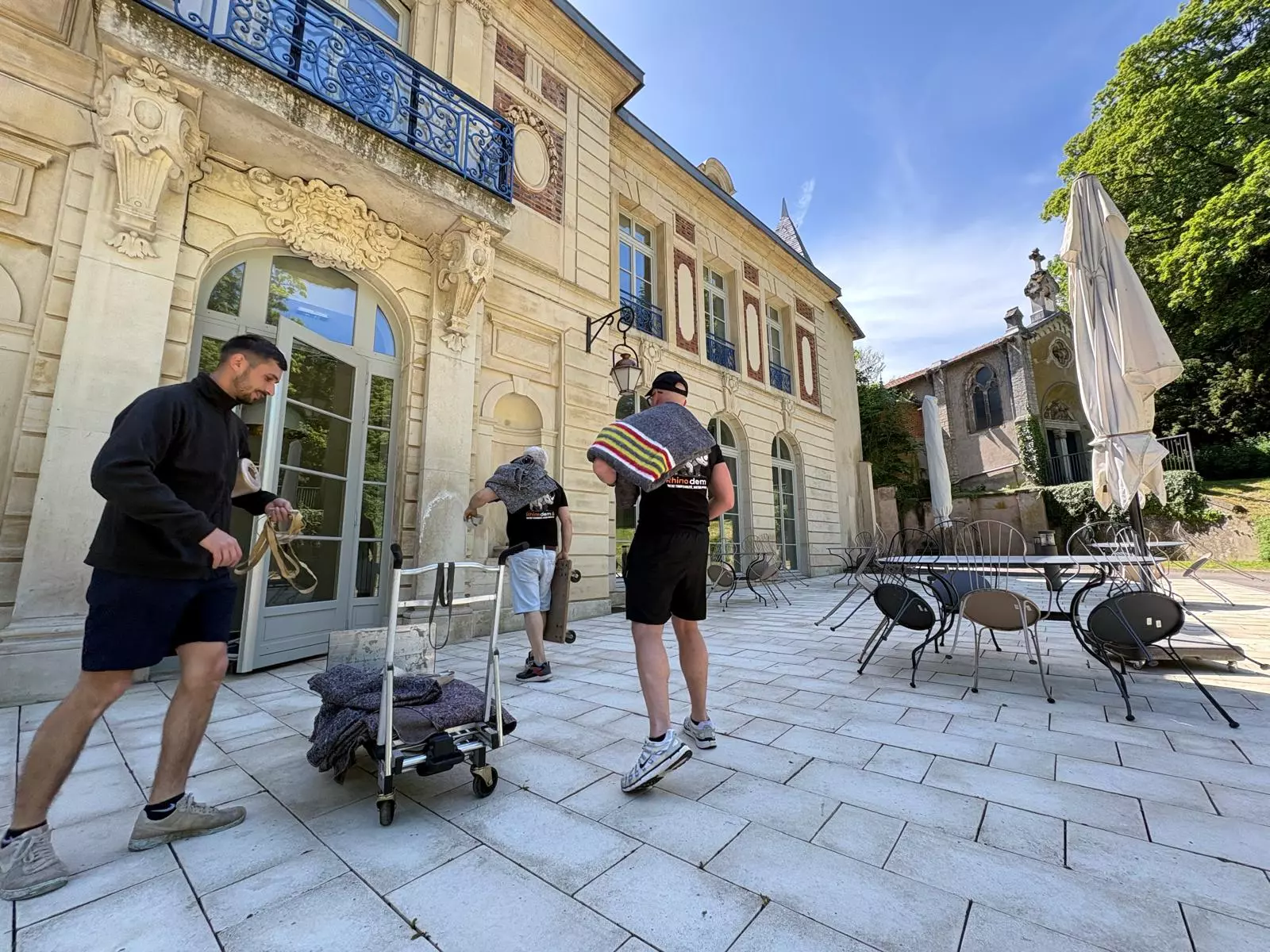 Trois déménageurs rhinodem au Domaine de Remicout