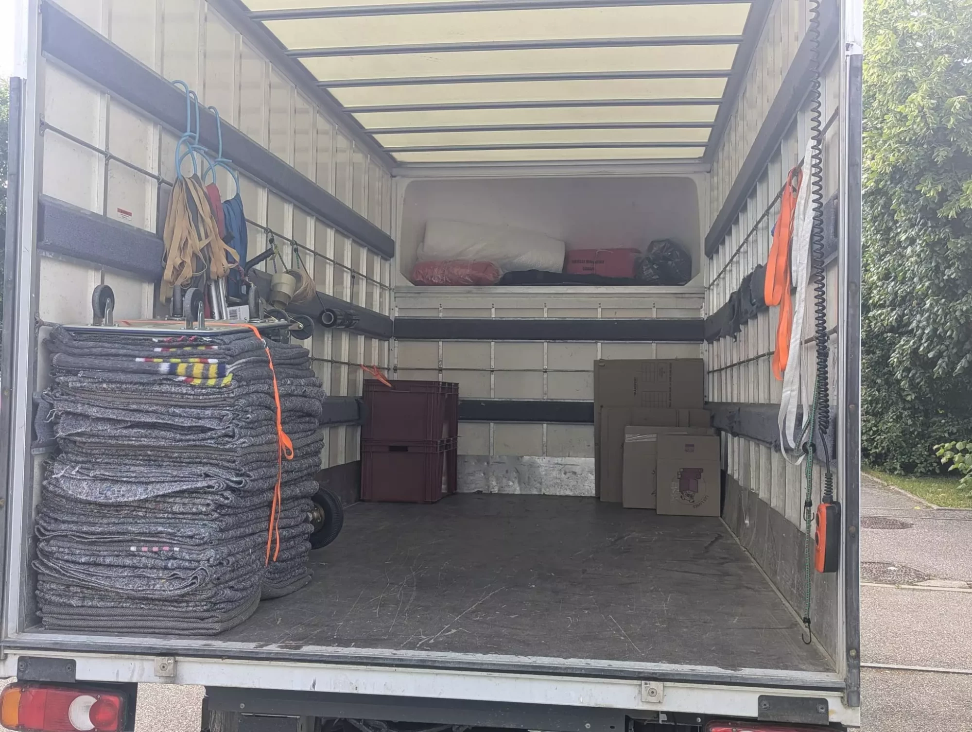 L'intérieur d'un camion de déménagement préparé par un déménageur